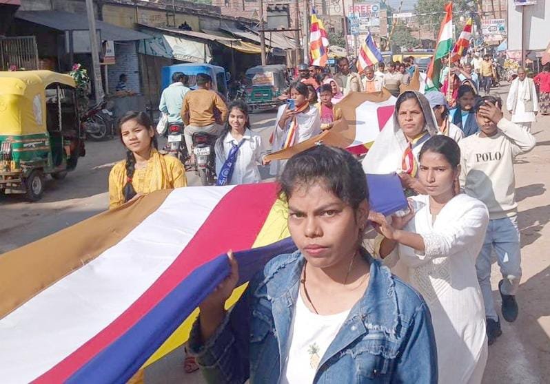 बुद्ध प्रभातफेरी निकाल कर संगीतमयी बुद्ध जीवनगाथ हुई शुरू