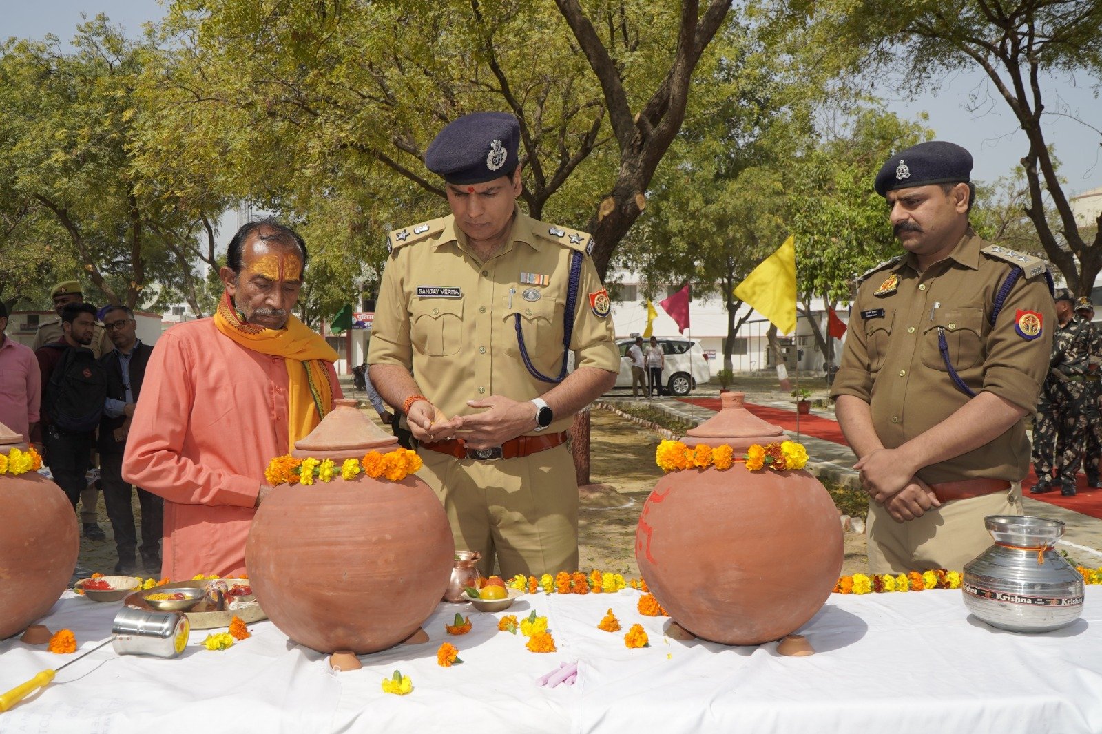 रिजर्व पुलिस लाइन में पहुंचा अमृतजल एसएसपी ने श्रद्धालुओं में किया वितरण 