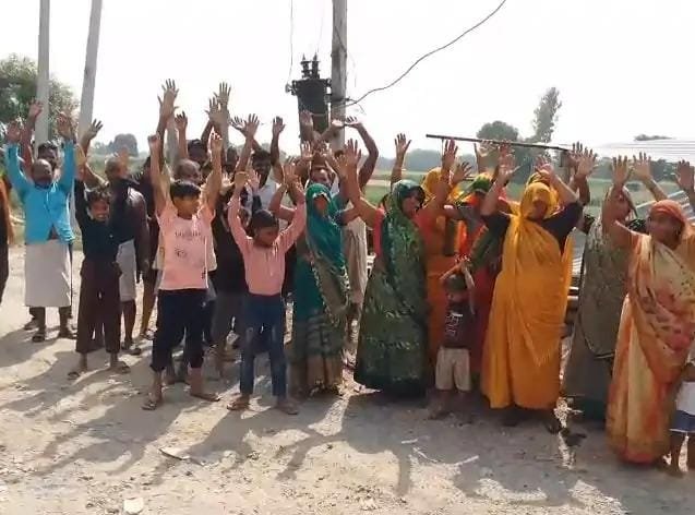 एक माह से विद्युत आपूर्ति ठप होने के कारण गांव वालों का फूटा गुस्सा विद्युत विभाग के खिलाफ की नारे बाजी 