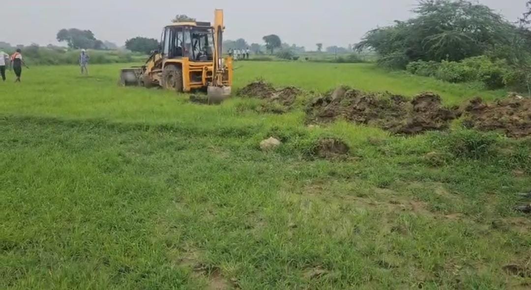 प्रशासन ने दबंगों के कब्जे से बुल्डोजर चलाकर बल पूर्वक मुक्त कराई भूमि