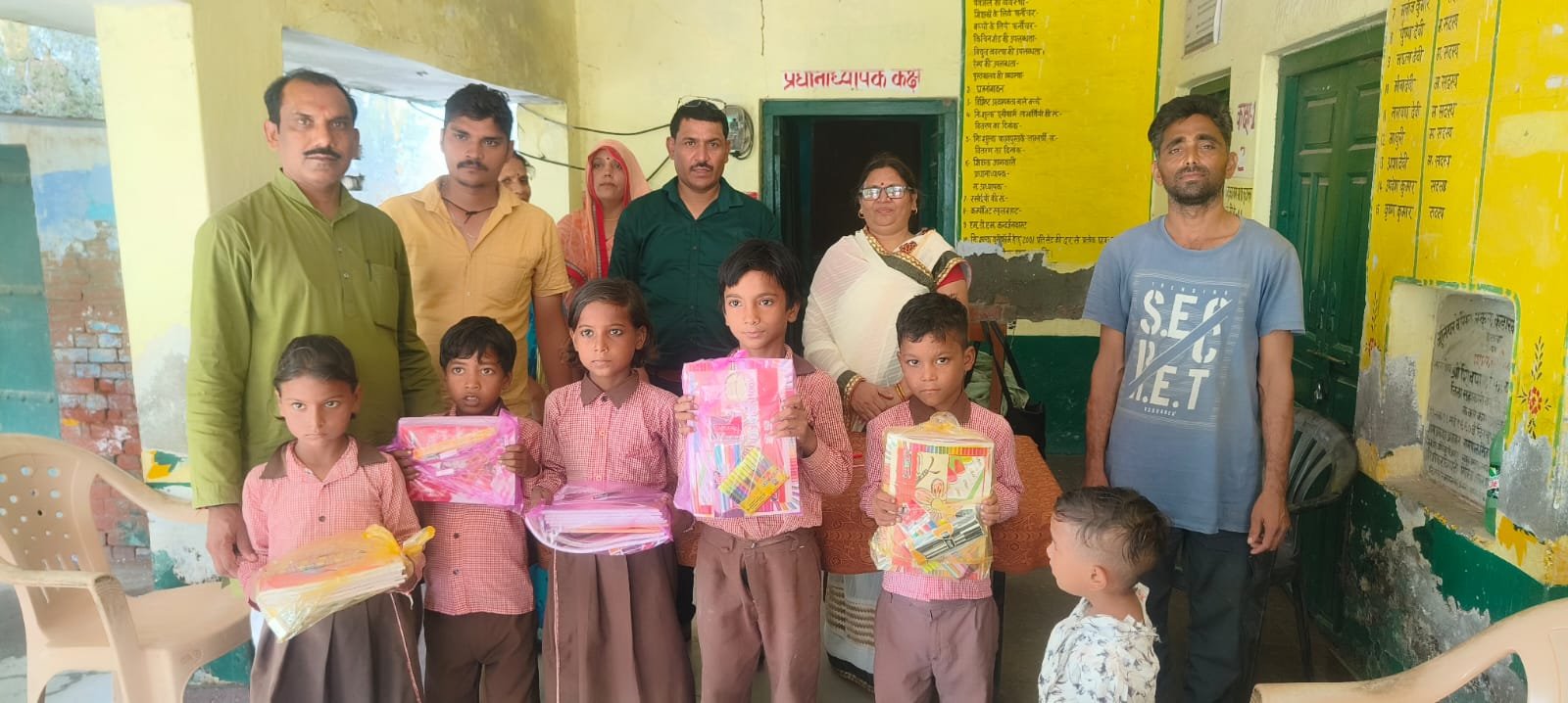 जयवीर सिंह पाल की शिक्षा मुहिम: डेढ़ दर्जन गांवों के बच्चों को मिली पाठ्य सामग्री