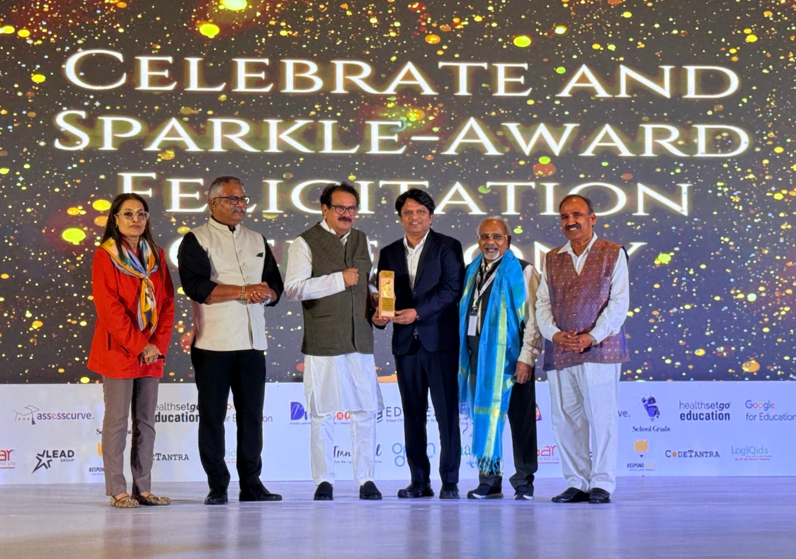 डॉ.विवेक यादव को ‘चेंजमेकर इन एजुकेशन ऑफ द ईयर’ अवॉर्ड से नवाजा गया,राष्ट्रीय मंच पर चमका इटावा का नाम