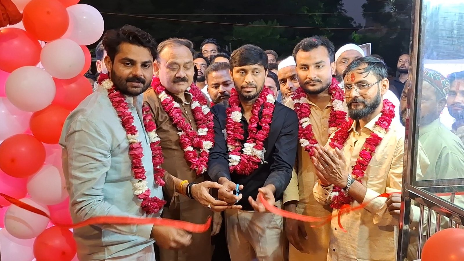 समाजसेवी राजू गुप्ता ने ‘एम.एम. चाप शॉप’ का फीता काटकर किया शुभारंभ