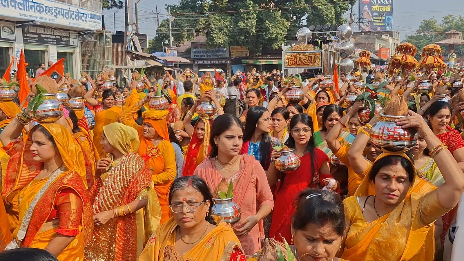 इटावा में आस्था का सैलाब: 2100 महिलाओं ने निकाली भव्य कलश यात्रा; 18 से श्रीराम कथा शुरू