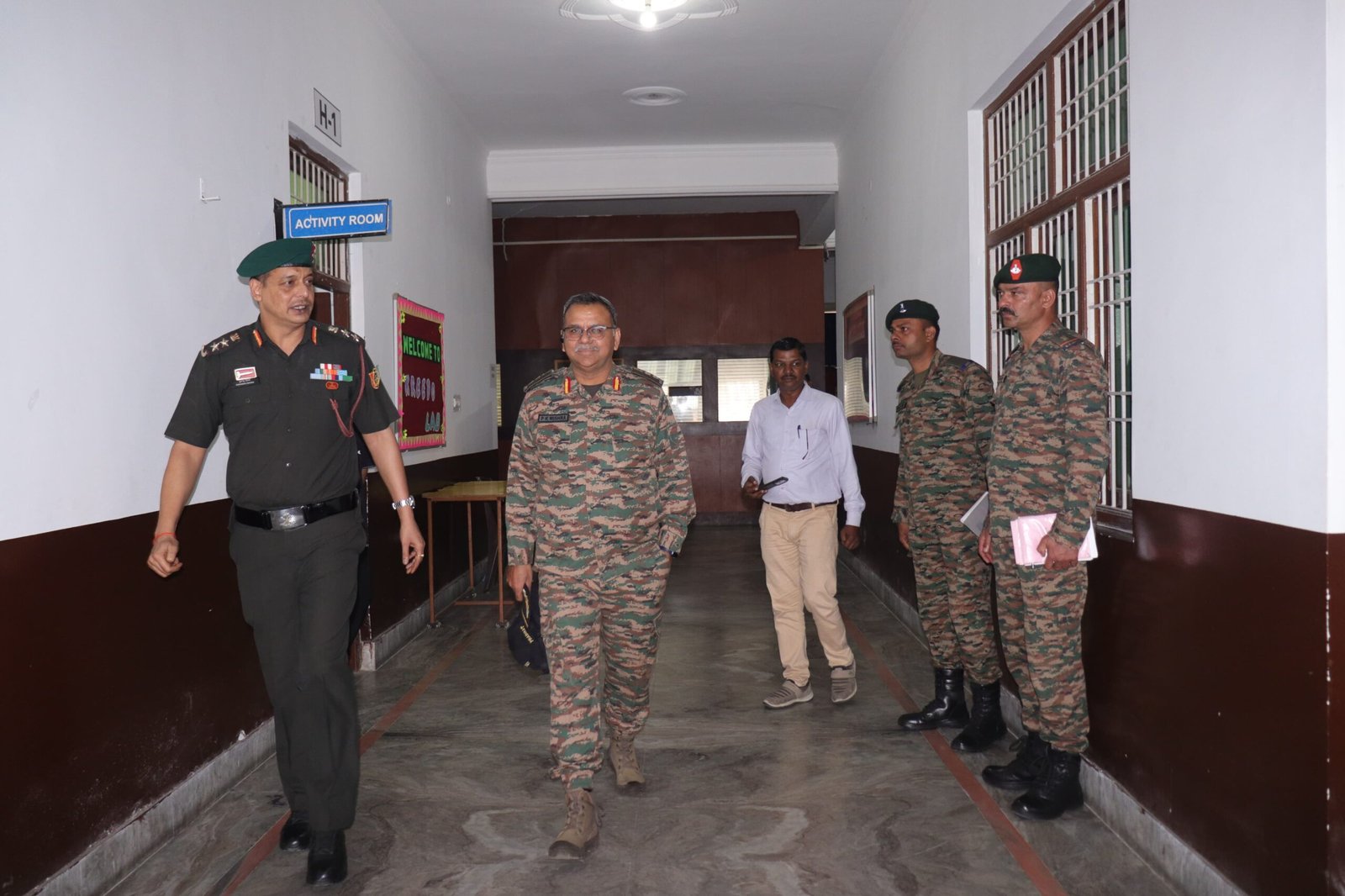 एमनीव विज़न स्कूल में एन.सी.सी.कैम्प के निरीक्षण पर पहुँचे डिप्टी कमांडर कर्नल प्रभात कुमार मिश्रा