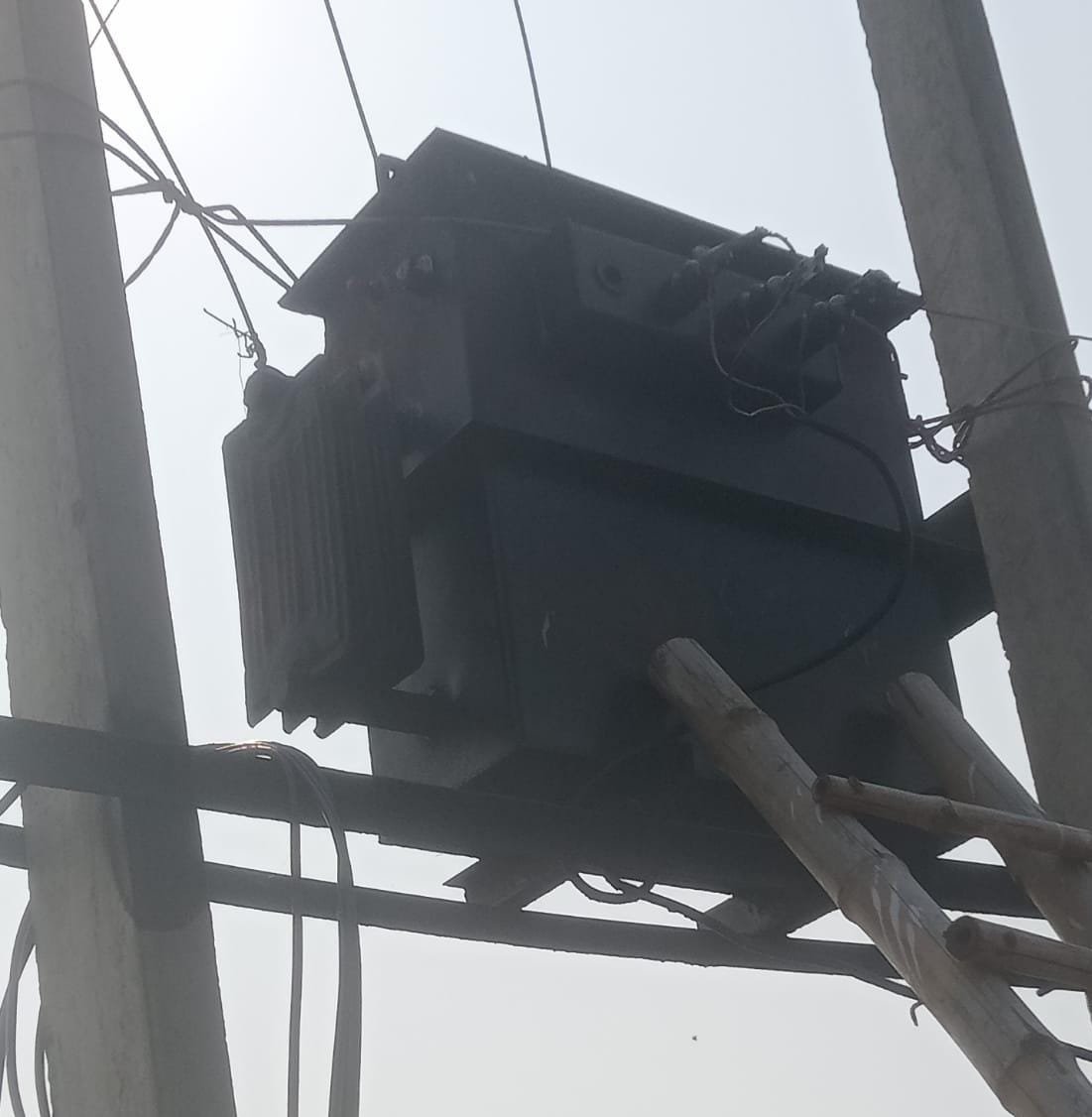 तीन निजी नलकूपों के ट्रांसफार्मरों से चोरों ने तेल उड़ाया