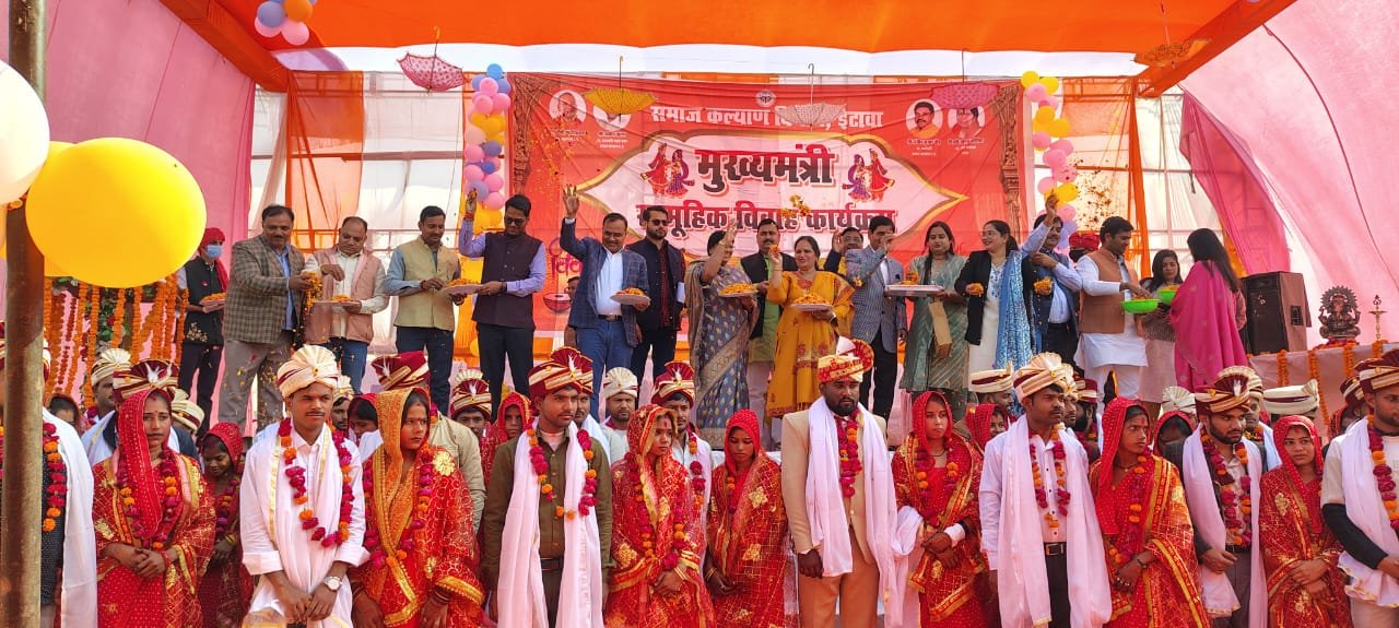 मुख्यमंत्री सामूहिक विवाह में 35 जोड़ों ने जीवनसाथी का थामा हाथ