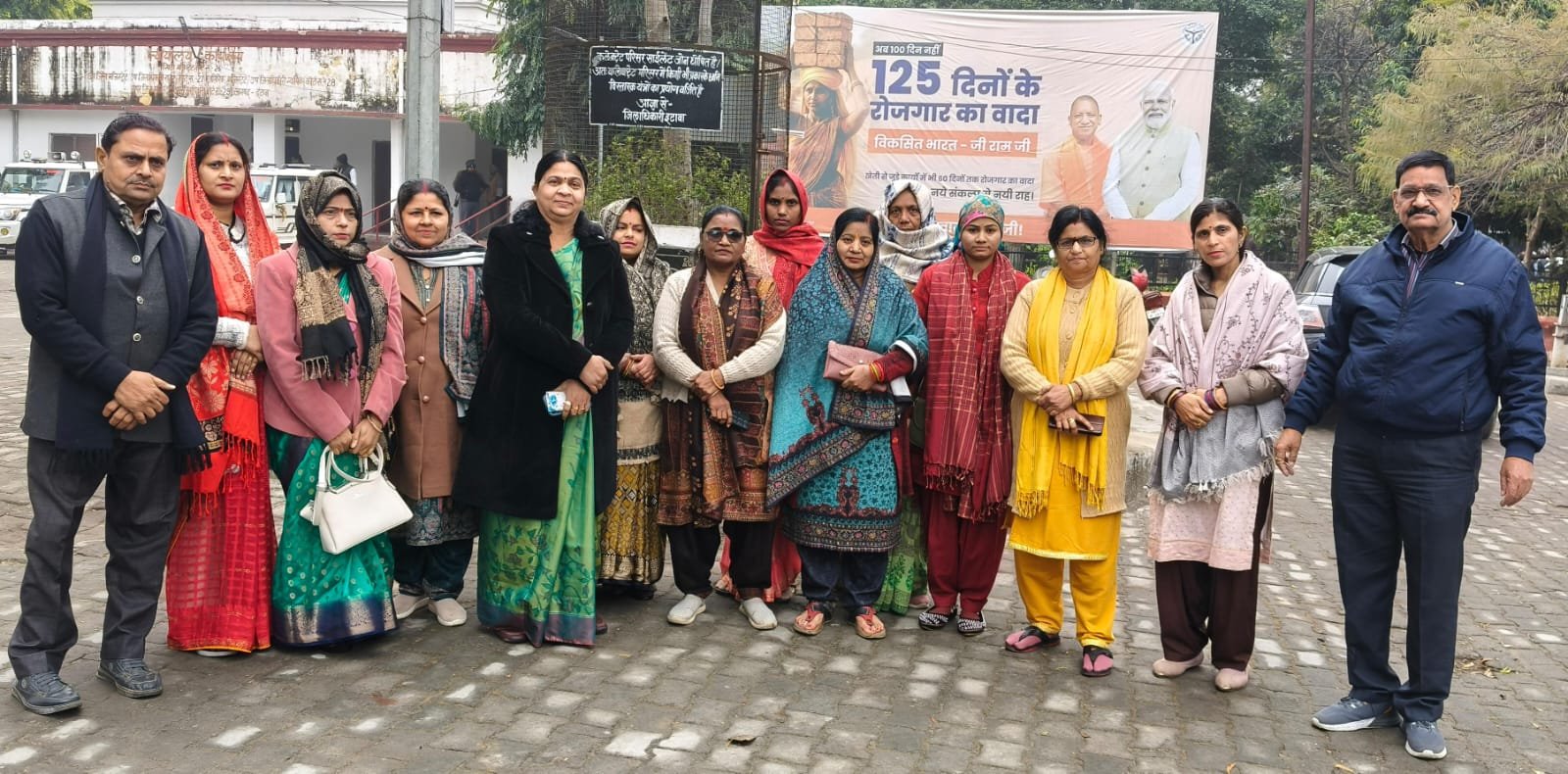 डाक बचत अभिकर्ताओं ने डीएम को सौंपा ज्ञापन